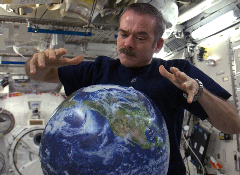 Illustration for article titled Beloved ISS Commander Chris Hadfield Is Retiring